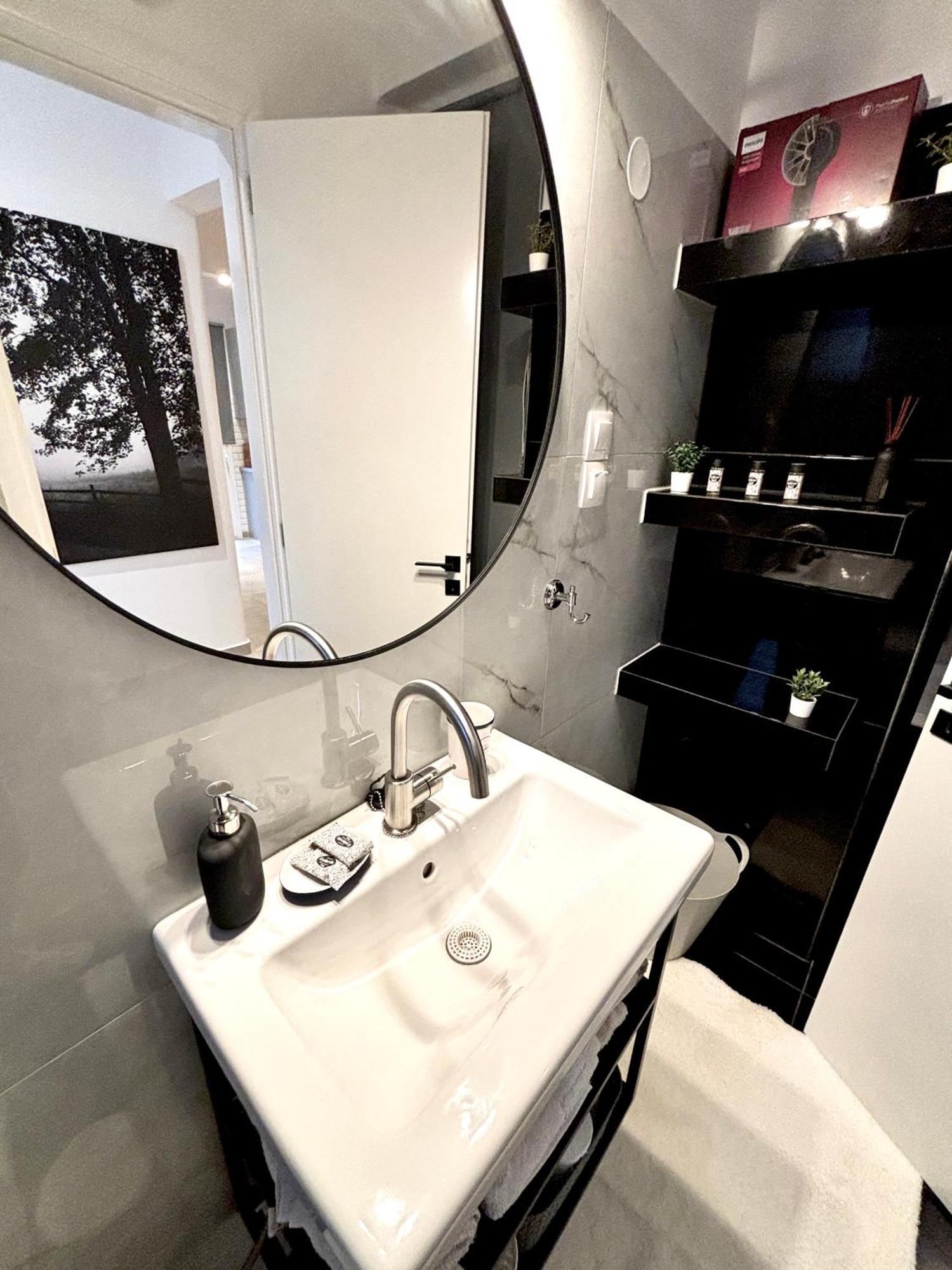 Downtown - Premium Kamena Vourla